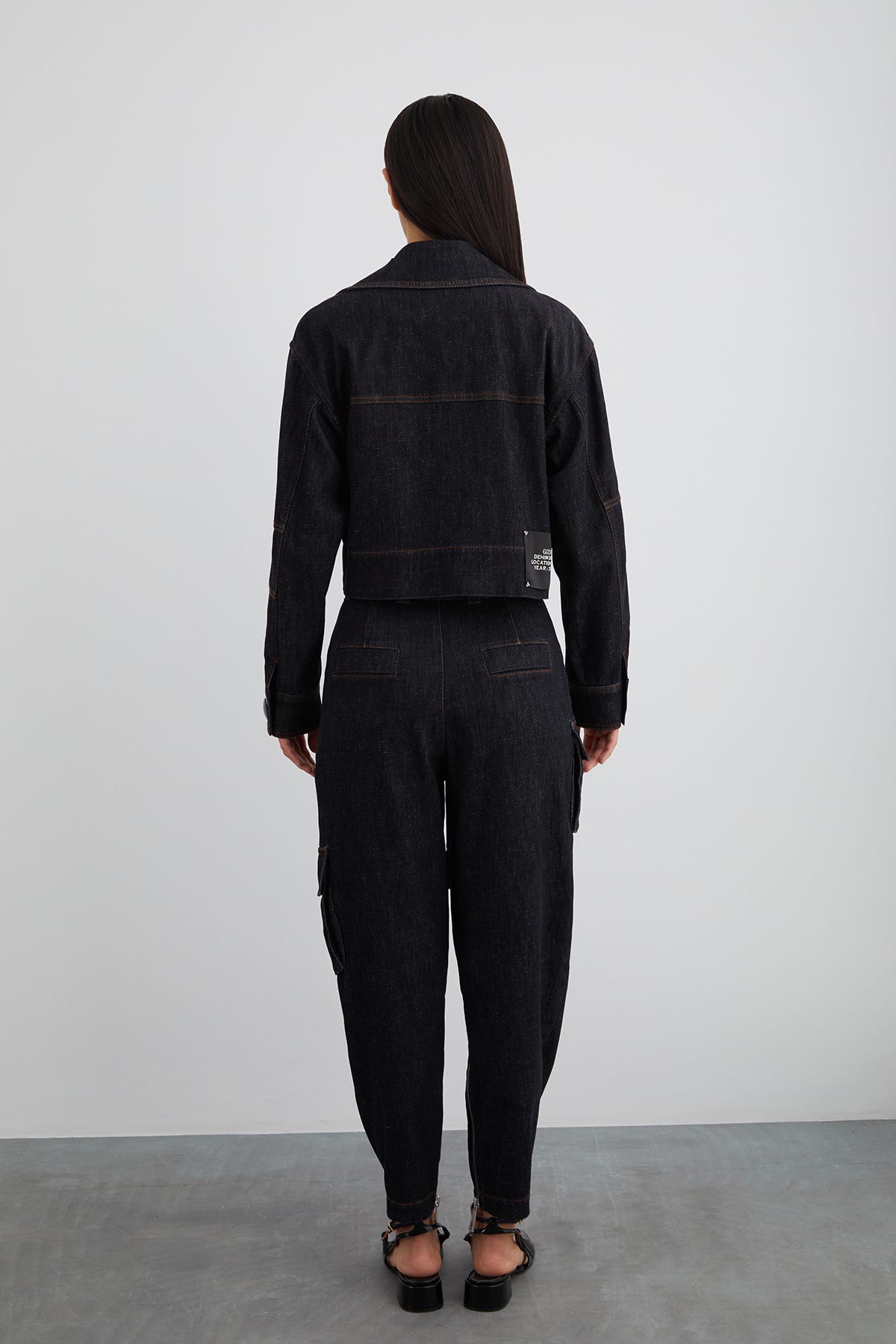 Arka Beden Etiket Detaylı Geniş Cep Kısa Jean Ceket