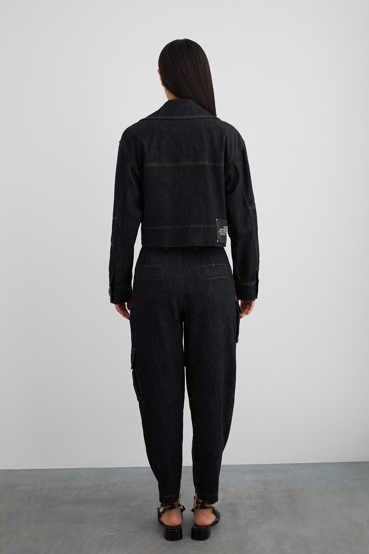 Arka Beden Etiket Detaylı Geniş Cep Kısa Jean Ceket