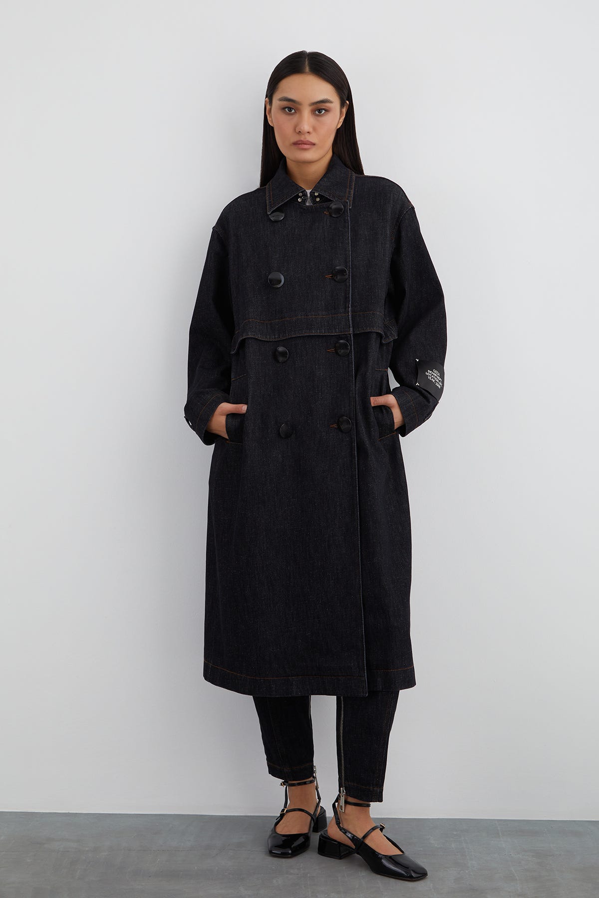 Kolu Etiket Detaylı Astarlı Uzun Jean Trençkot