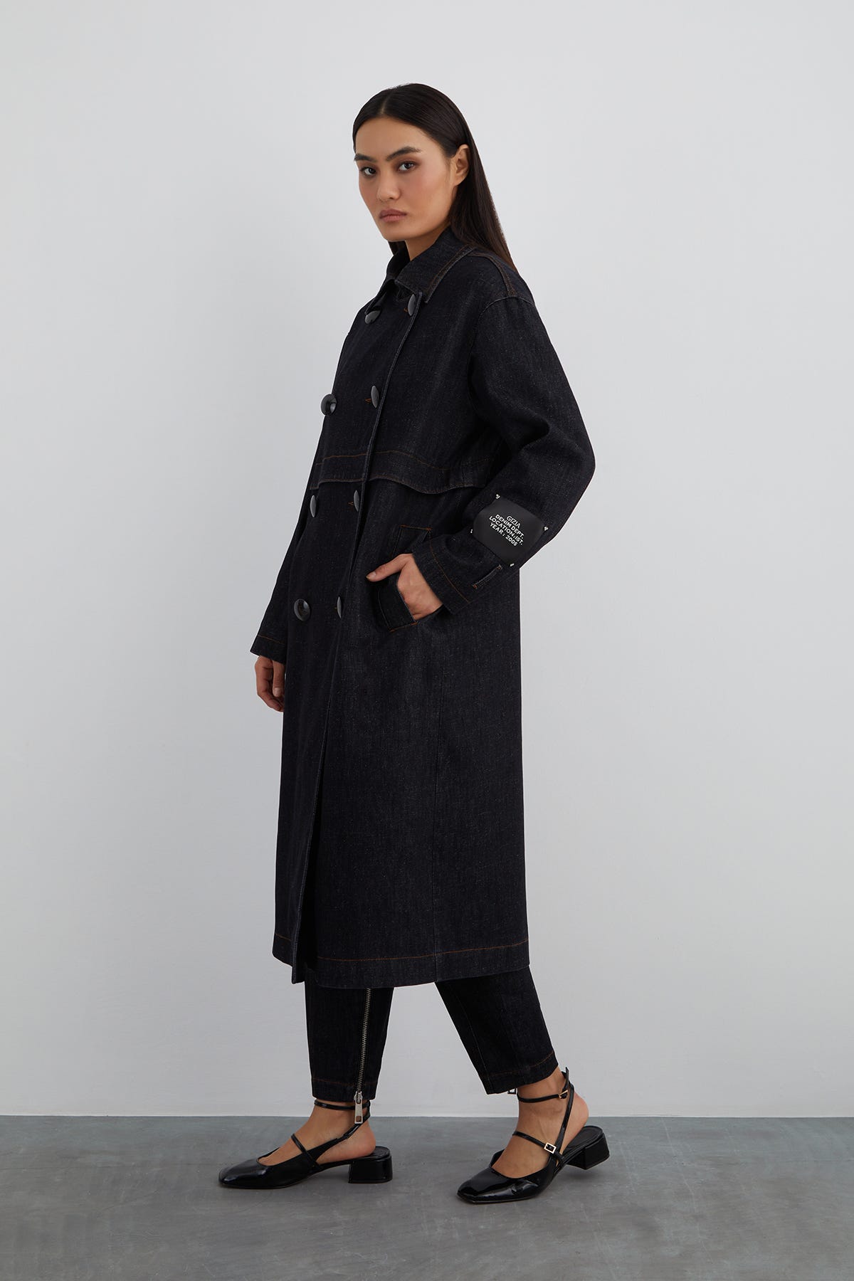 Kolu Etiket Detaylı Astarlı Uzun Jean Trençkot