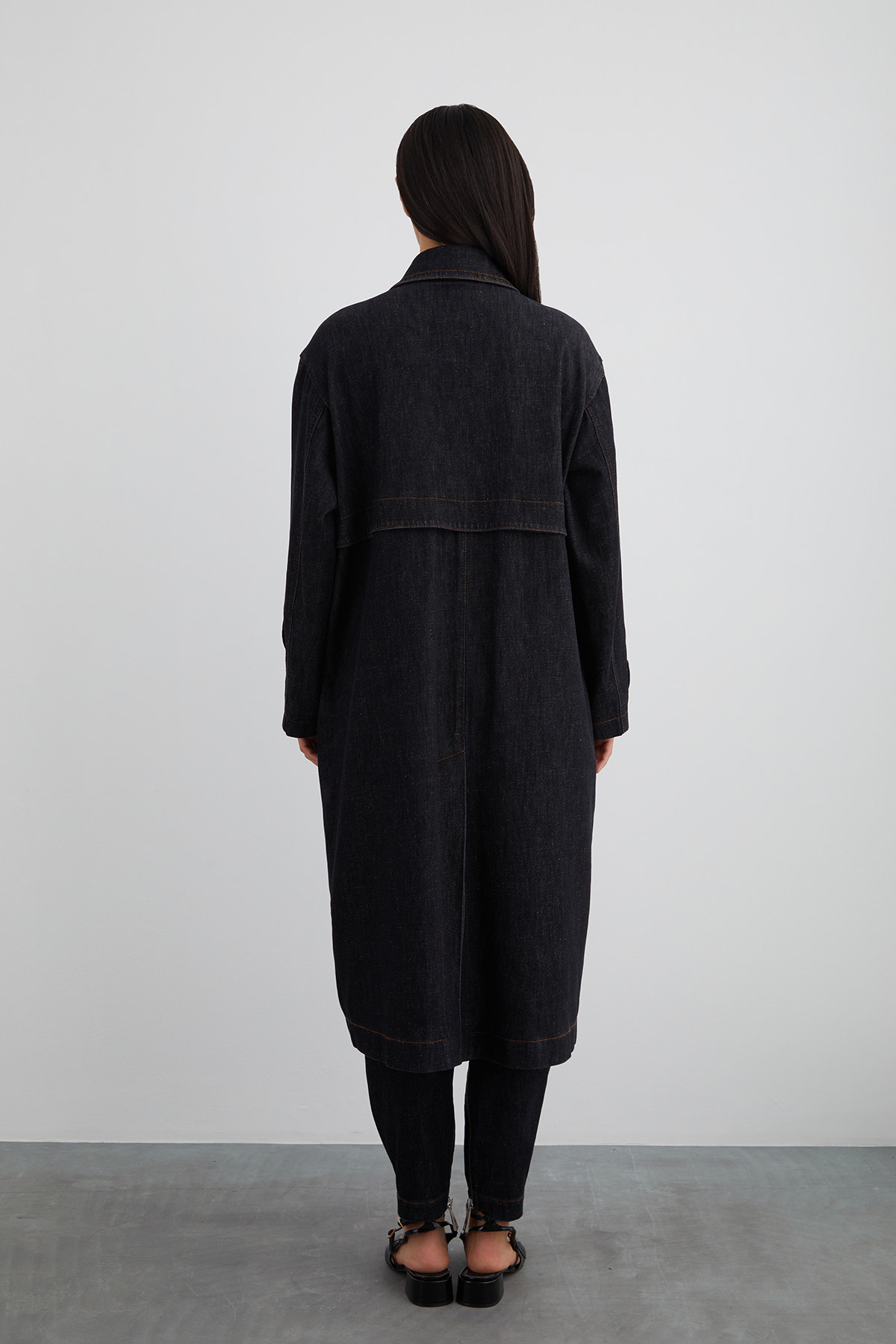 Kolu Etiket Detaylı Astarlı Uzun Jean Trençkot