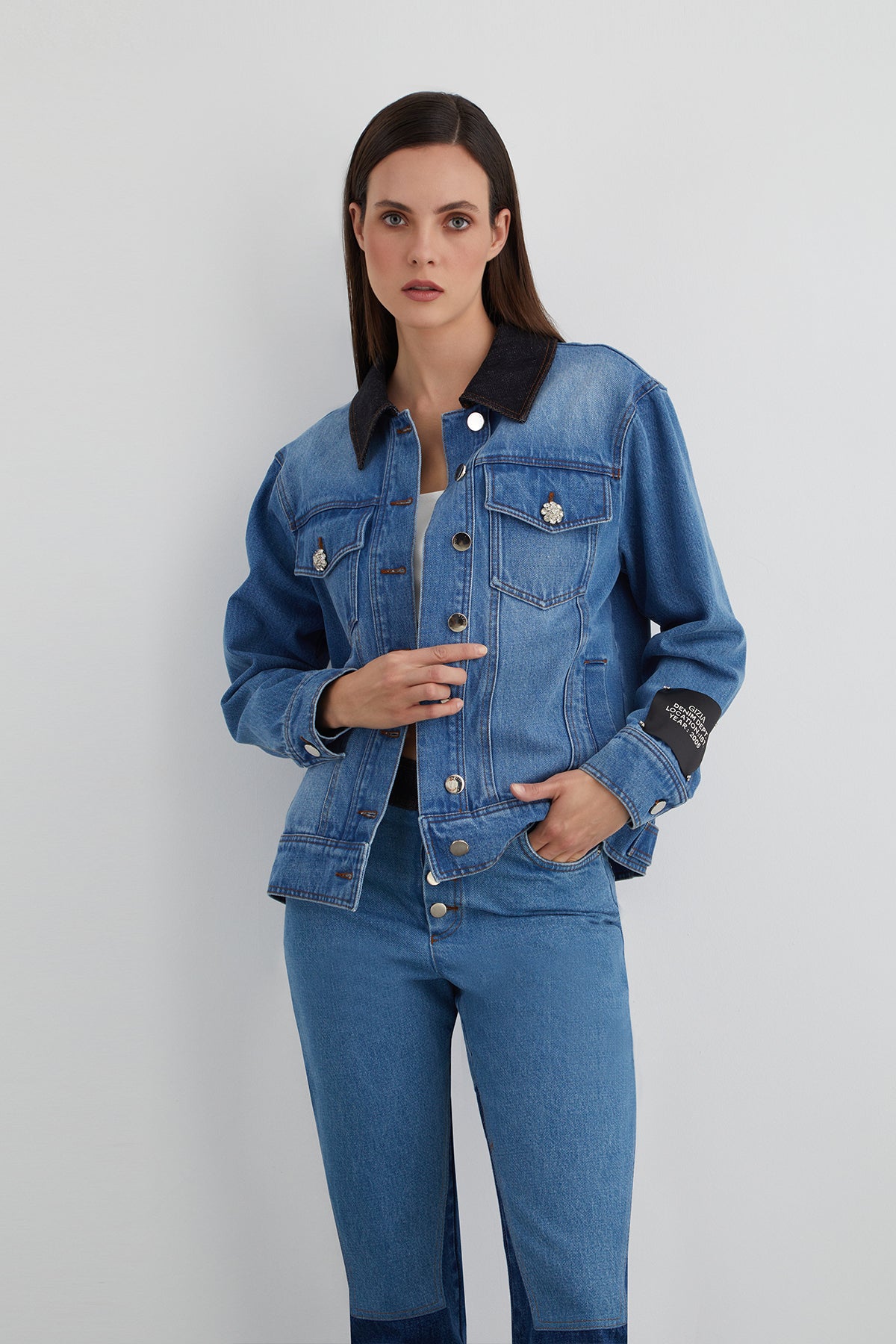 Arka Beden Yırtık Yazı Efektli Düğmeli Jean Ceket