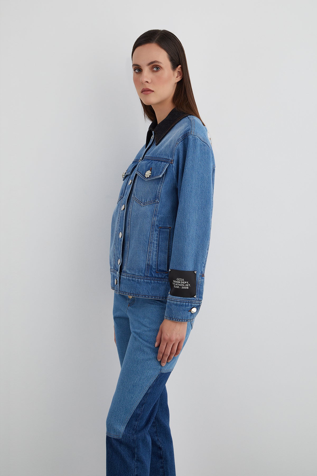 Arka Beden Yırtık Yazı Efektli Düğmeli Jean Ceket