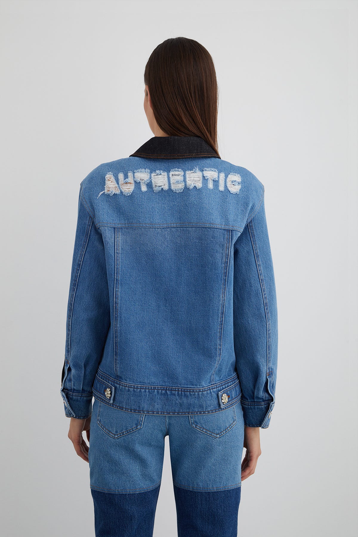 Arka Beden Yırtık Yazı Efektli Düğmeli Jean Ceket