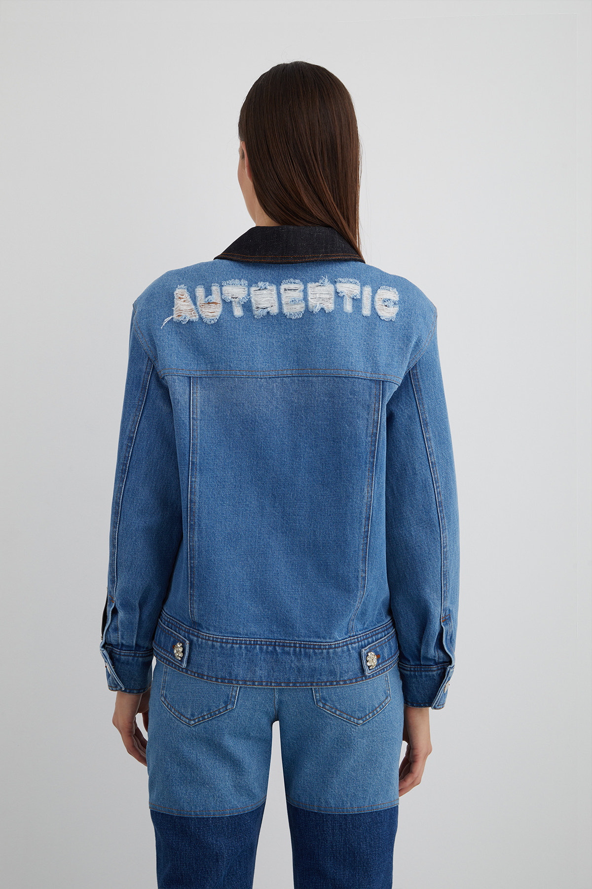 Arka Beden Yırtık Yazı Efektli Düğmeli Jean Ceket