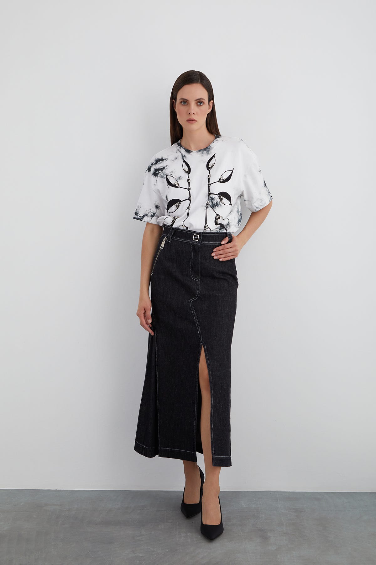 Fermuarlı Cep Detaylı Önü Yırtmaçlı Midi Boy Jean Etek