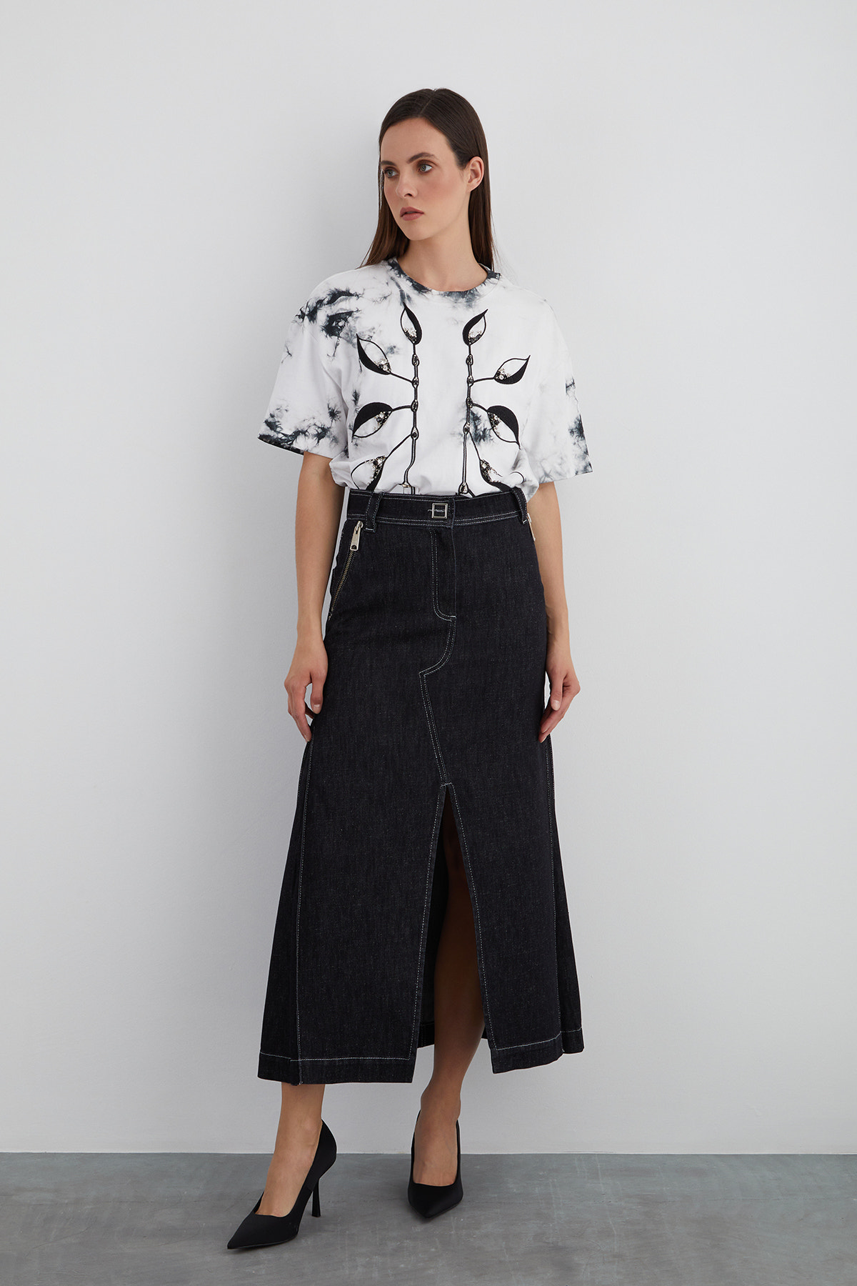 Fermuarlı Cep Detaylı Önü Yırtmaçlı Midi Boy Jean Etek