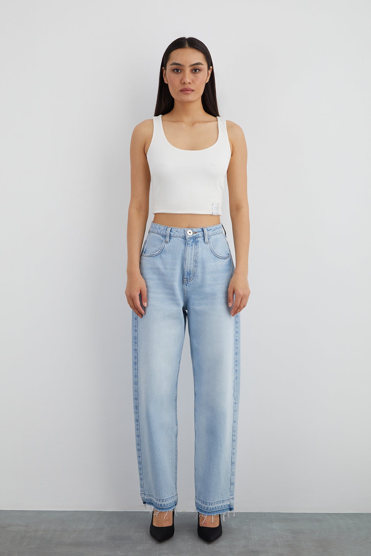 Arka Cep Asimetrik Deri Detaylı Paçası Püsküllü Boru Paça Jean Pantolon