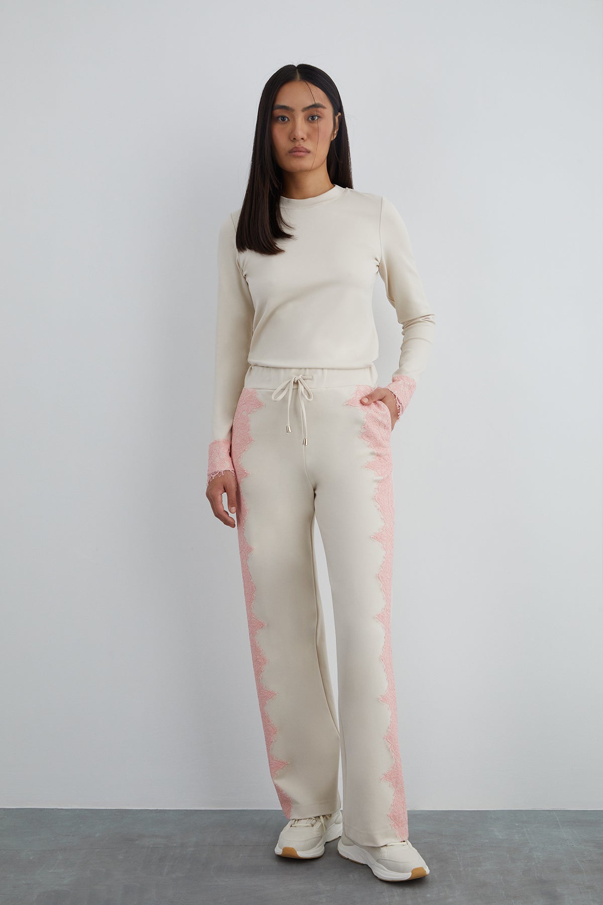 Aksesuar Detaylı Yanları Dantelli Bağcıklı Eşofman Altı