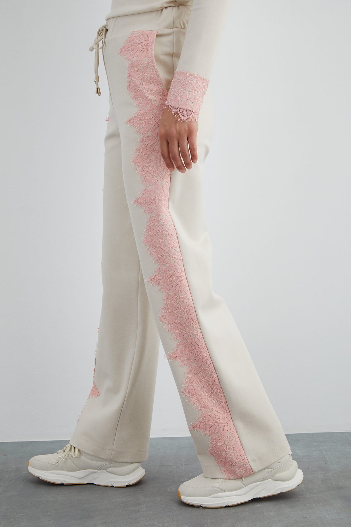 Aksesuar Detaylı Yanları Dantelli Bağcıklı Eşofman Altı