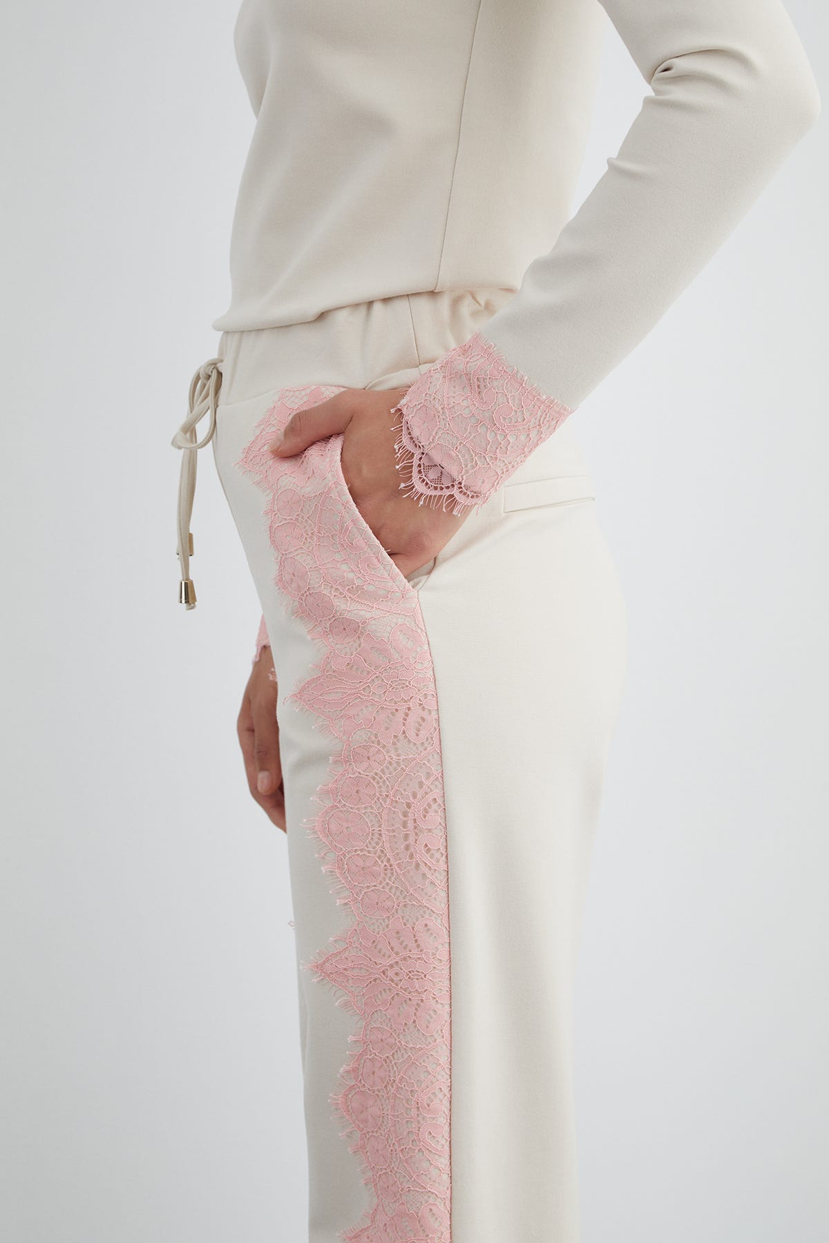 Aksesuar Detaylı Yanları Dantelli Bağcıklı Eşofman Altı