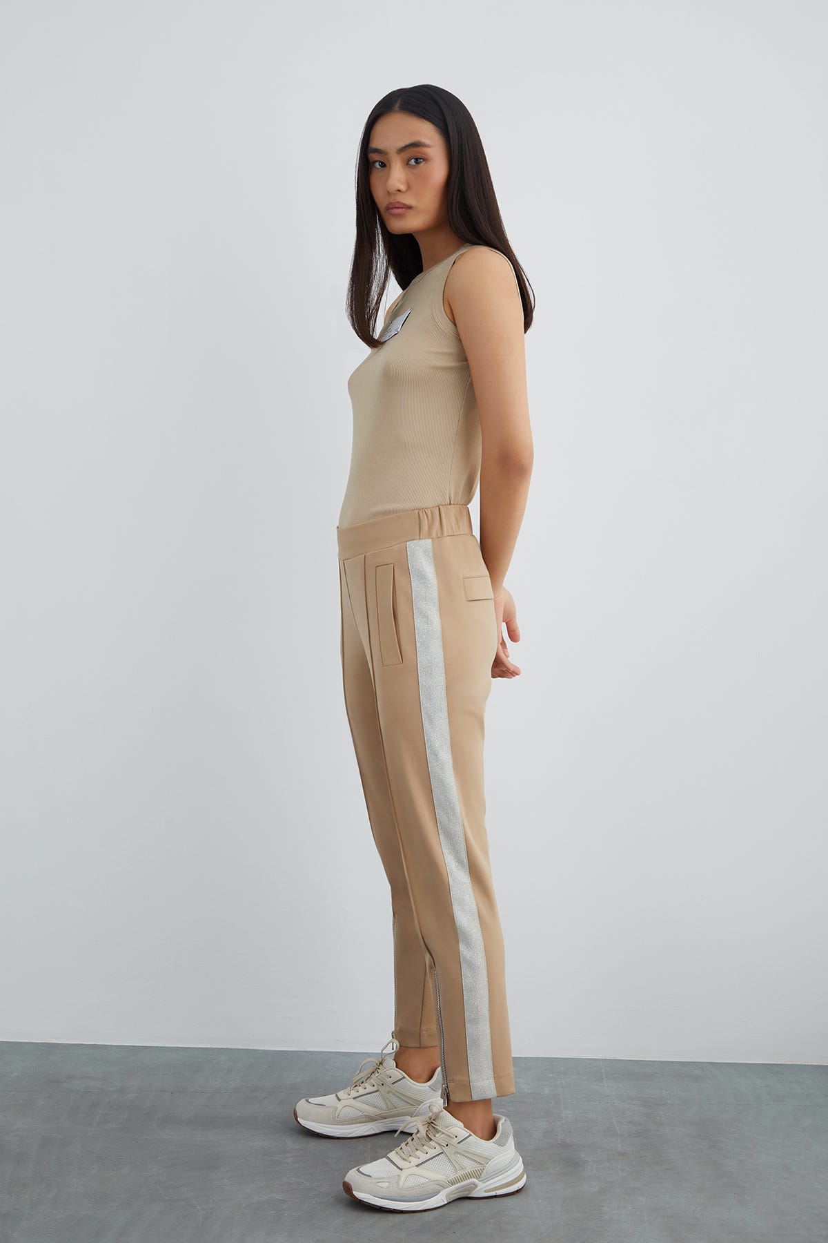 Arka Beden Etiket Detaylı Yanları Sim Şeritli Bej Eşofman Altı