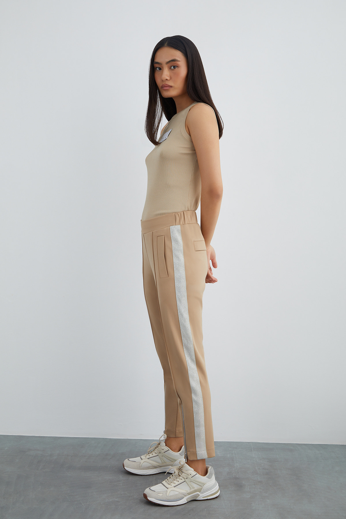 Arka Beden Etiket Detaylı Yanları Sim Şeritli Bej Eşofman Altı