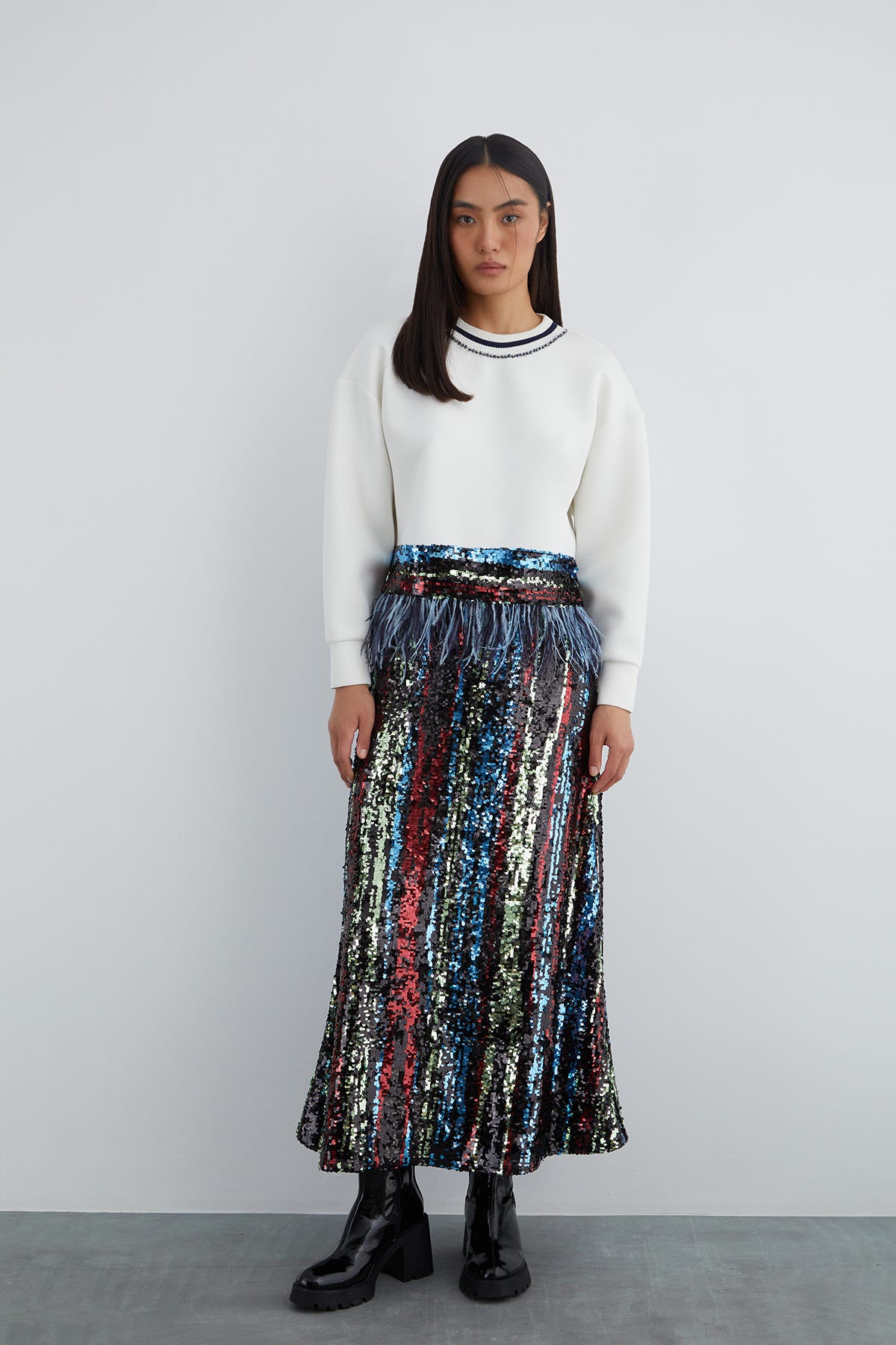 Etek Ucu Tüy Detaylı Pul Payet Garnili Yakası İşlemeli Sweatshirt