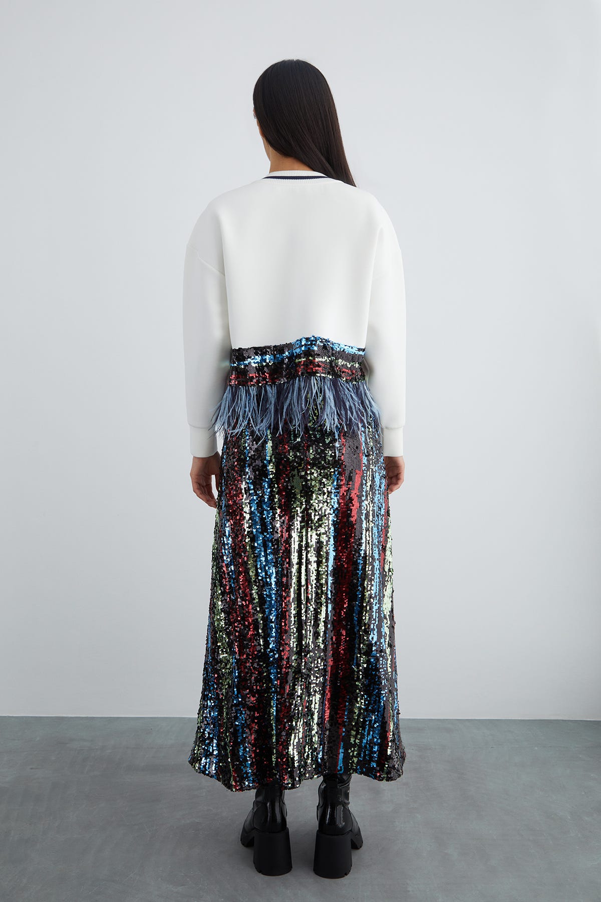 Etek Ucu Tüy Detaylı Pul Payet Garnili Yakası İşlemeli Sweatshirt