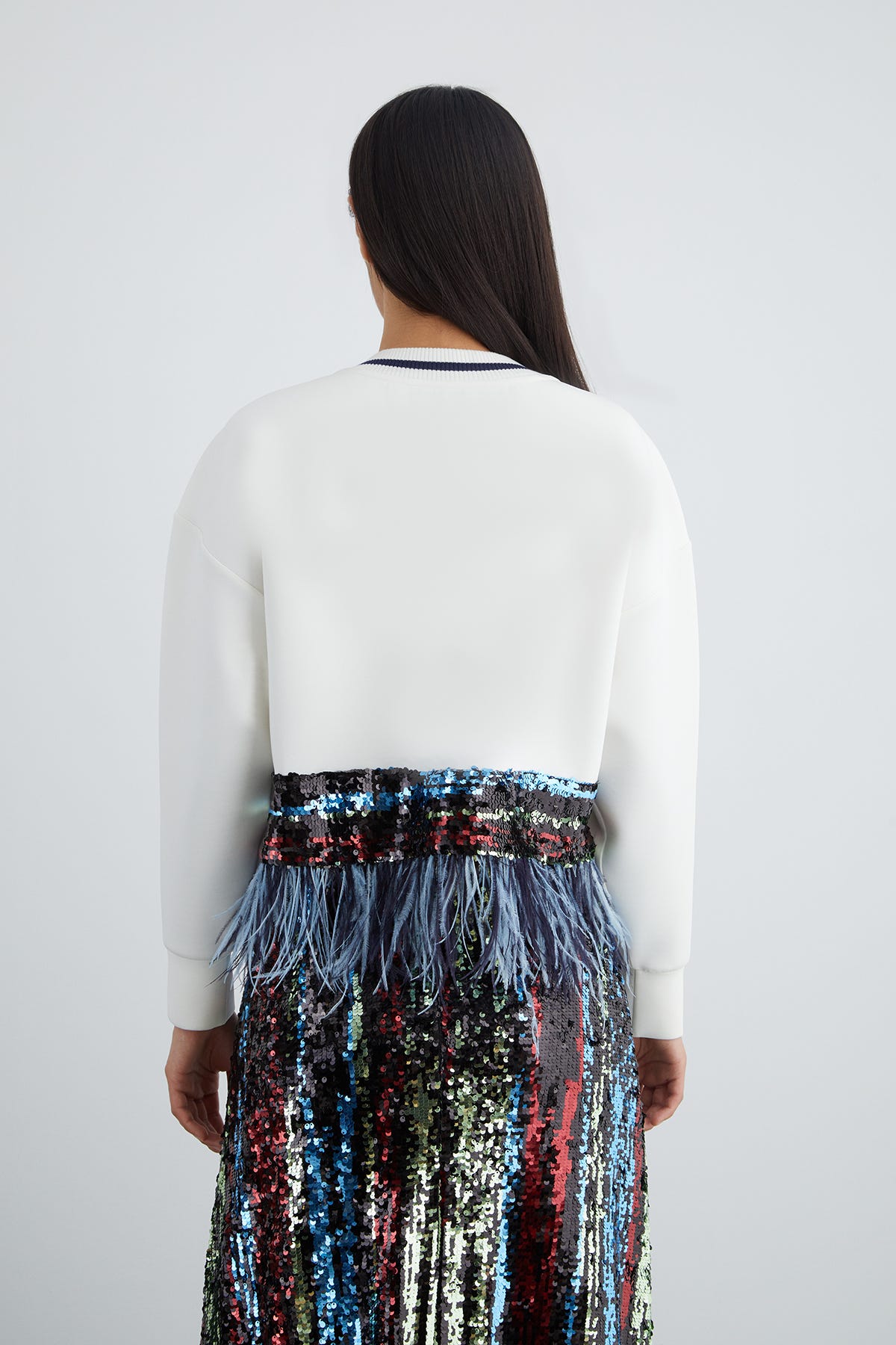 Etek Ucu Tüy Detaylı Pul Payet Garnili Yakası İşlemeli Sweatshirt