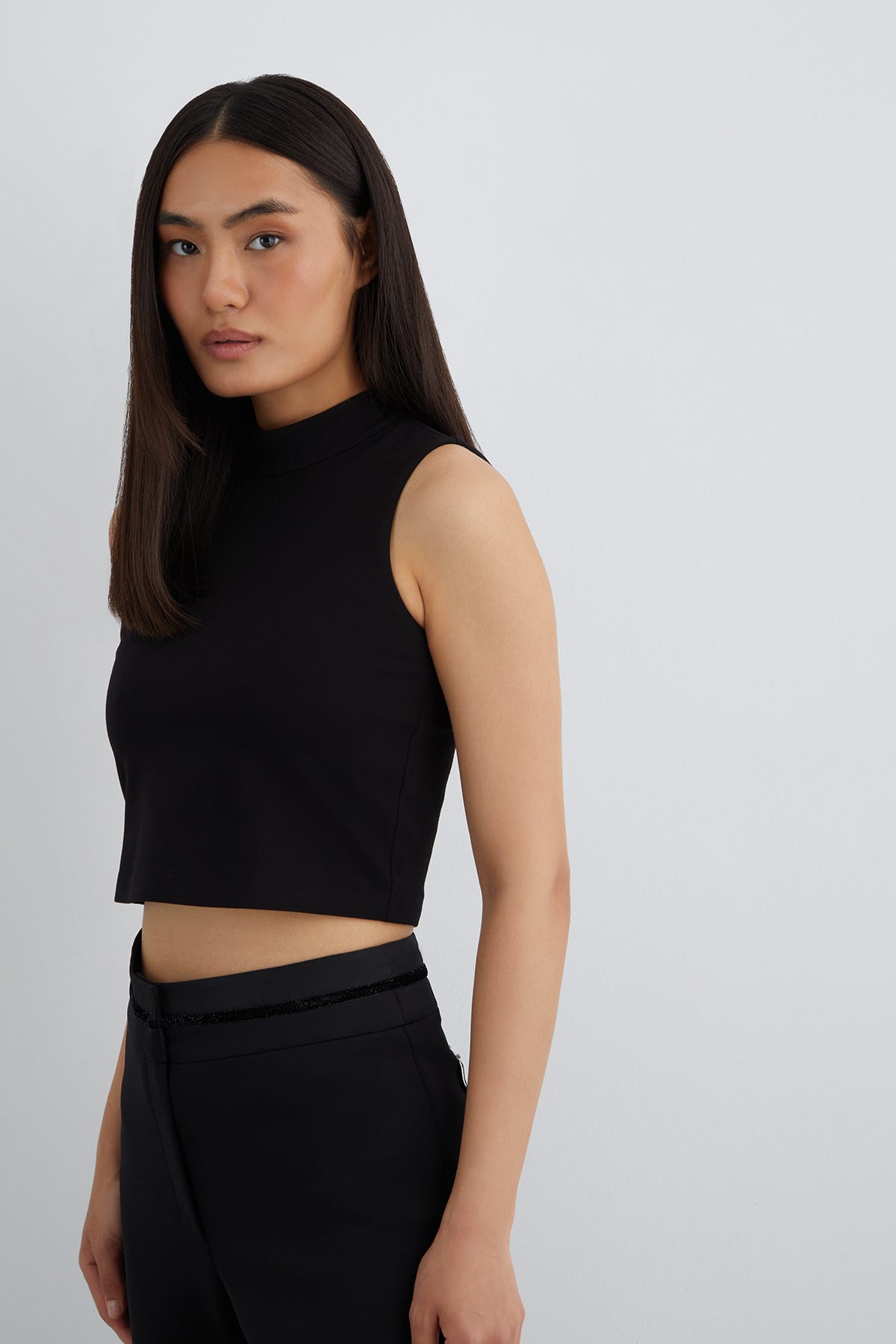 Arka Beden Fermuarlı Dik Yaka Kolsuz Bluz