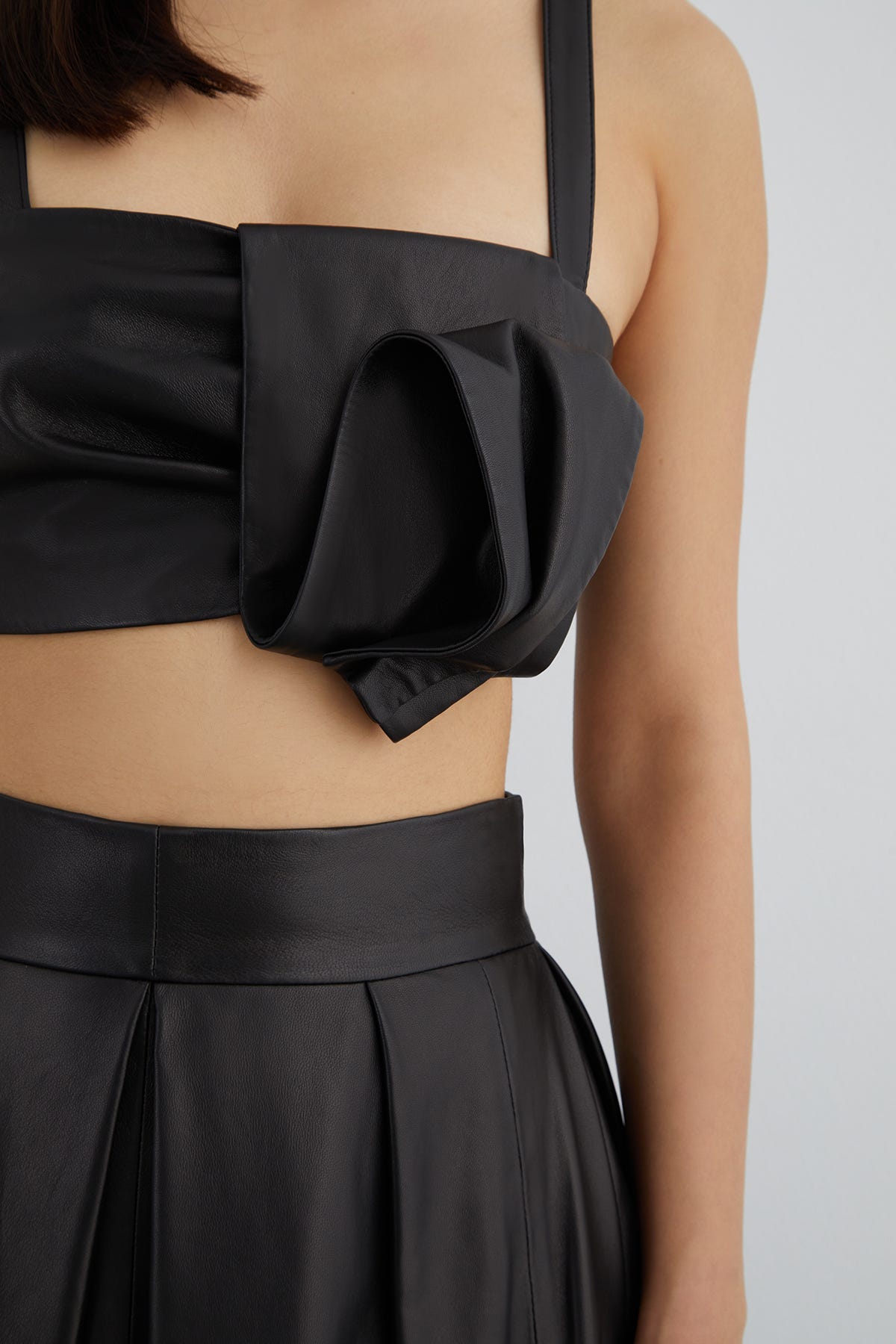 Arkadan Fermuarlı Askılı Deri Crop Top