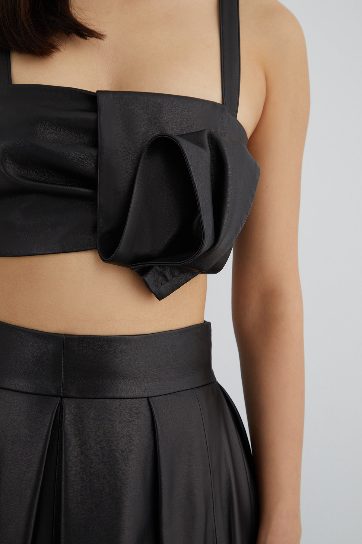 Arkadan Fermuarlı Askılı Deri Crop Top