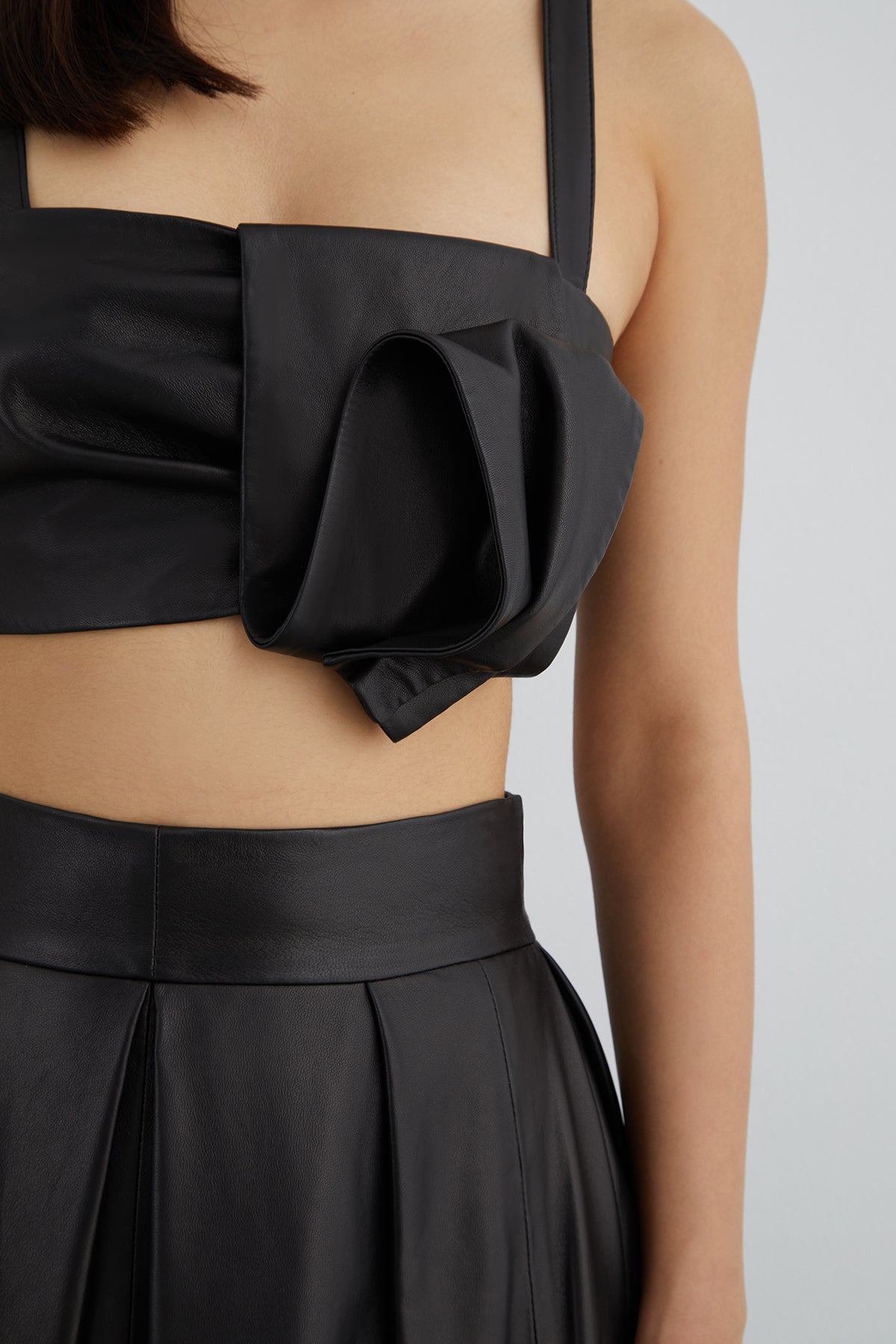 Arkadan Fermuarlı Askılı Deri Crop Top