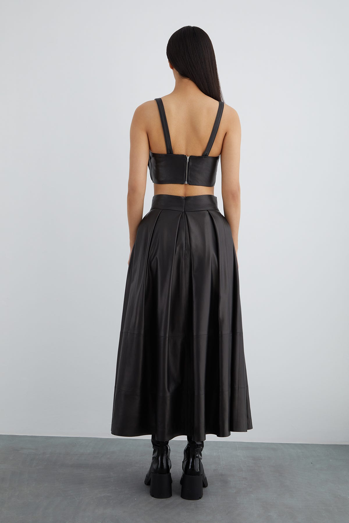 Arkadan Fermuarlı Askılı Deri Crop Top