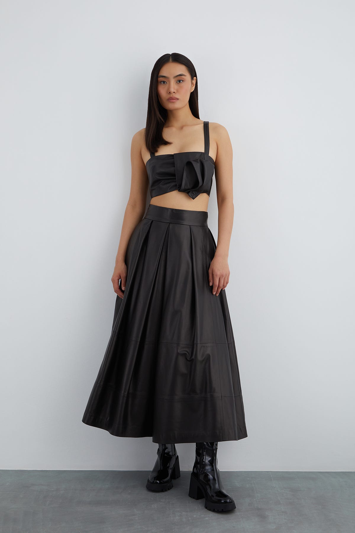 Arkadan Fermuarlı Askılı Deri Crop Top