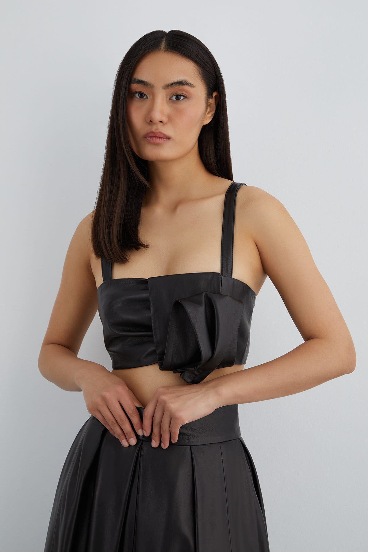 Arkadan Fermuarlı Askılı Deri Crop Top