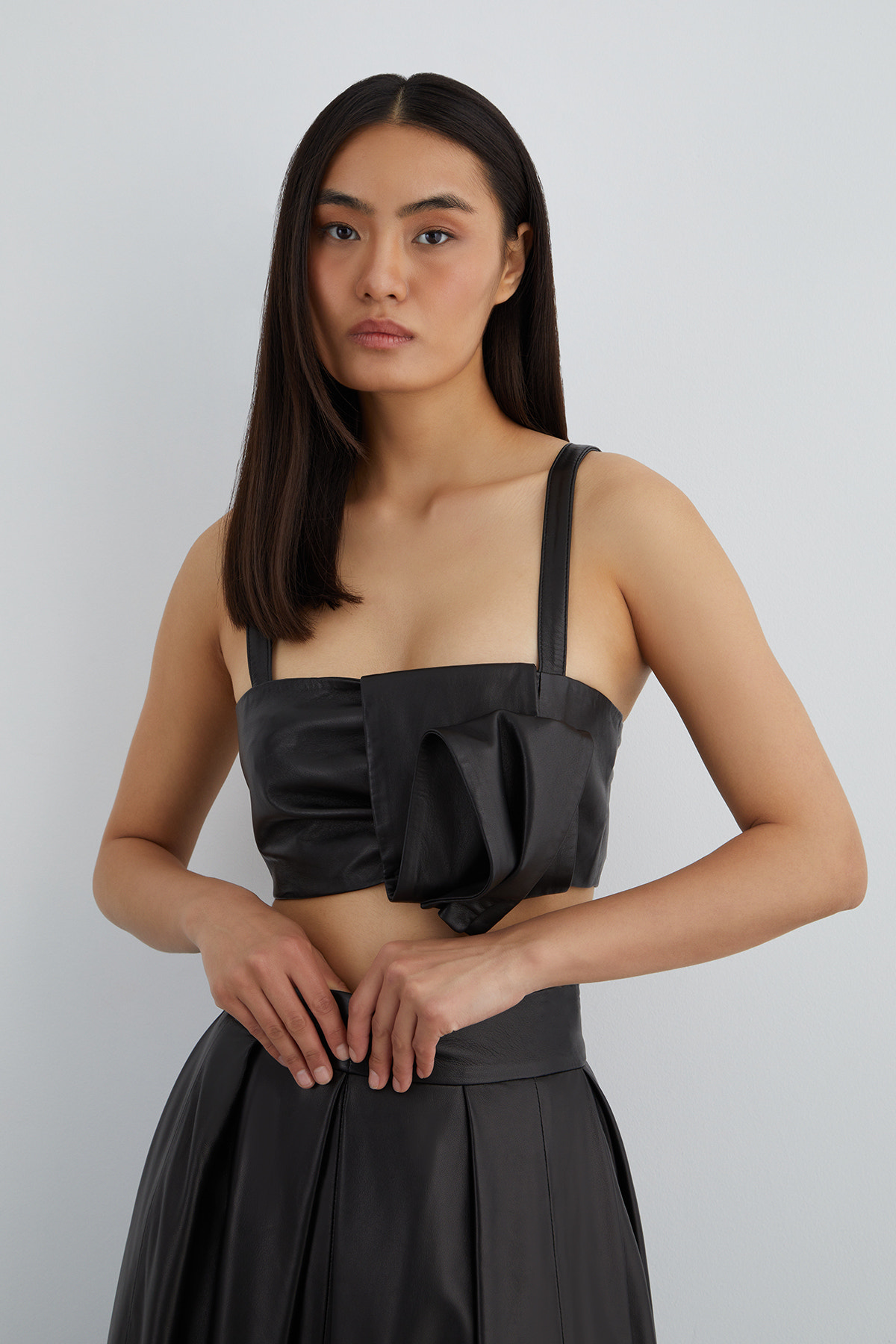 Arkadan Fermuarlı Askılı Deri Crop Top