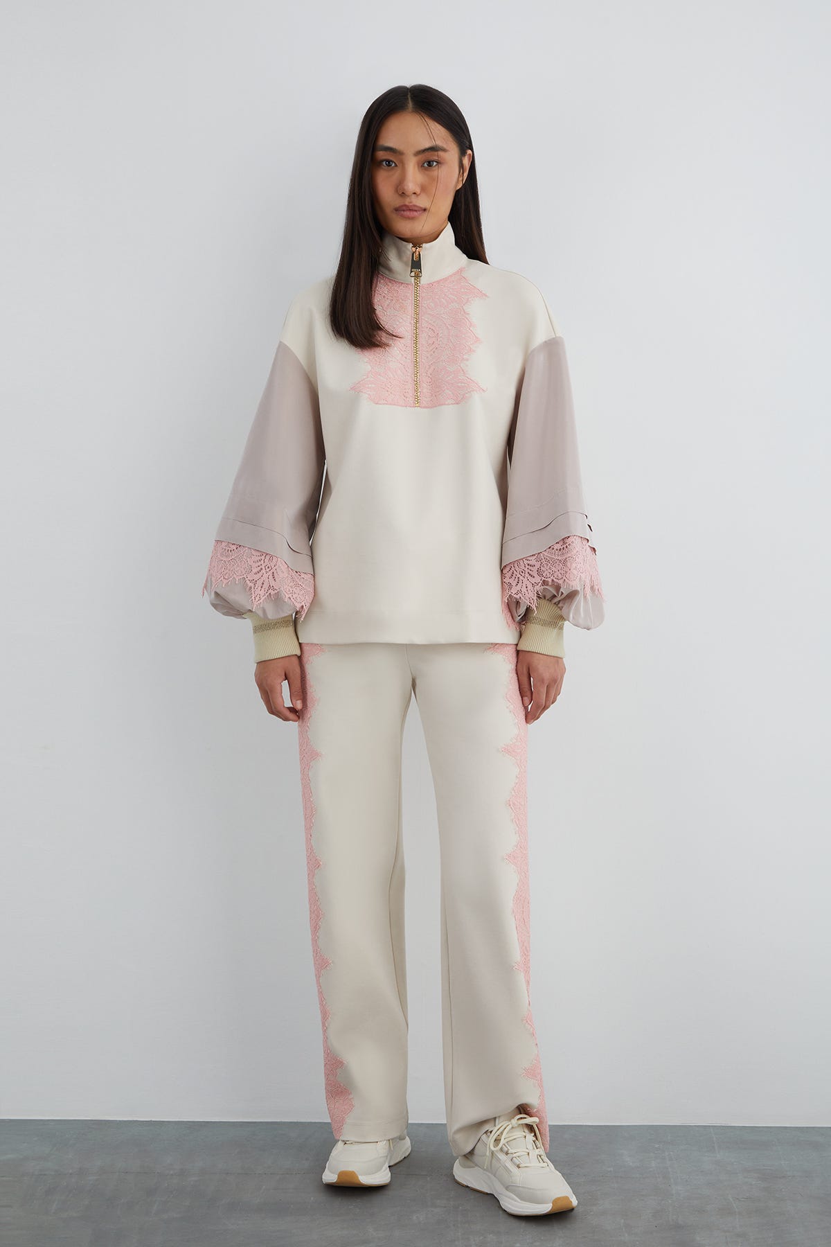 Dantel Detaylı Dik Yaka Sweatshirt