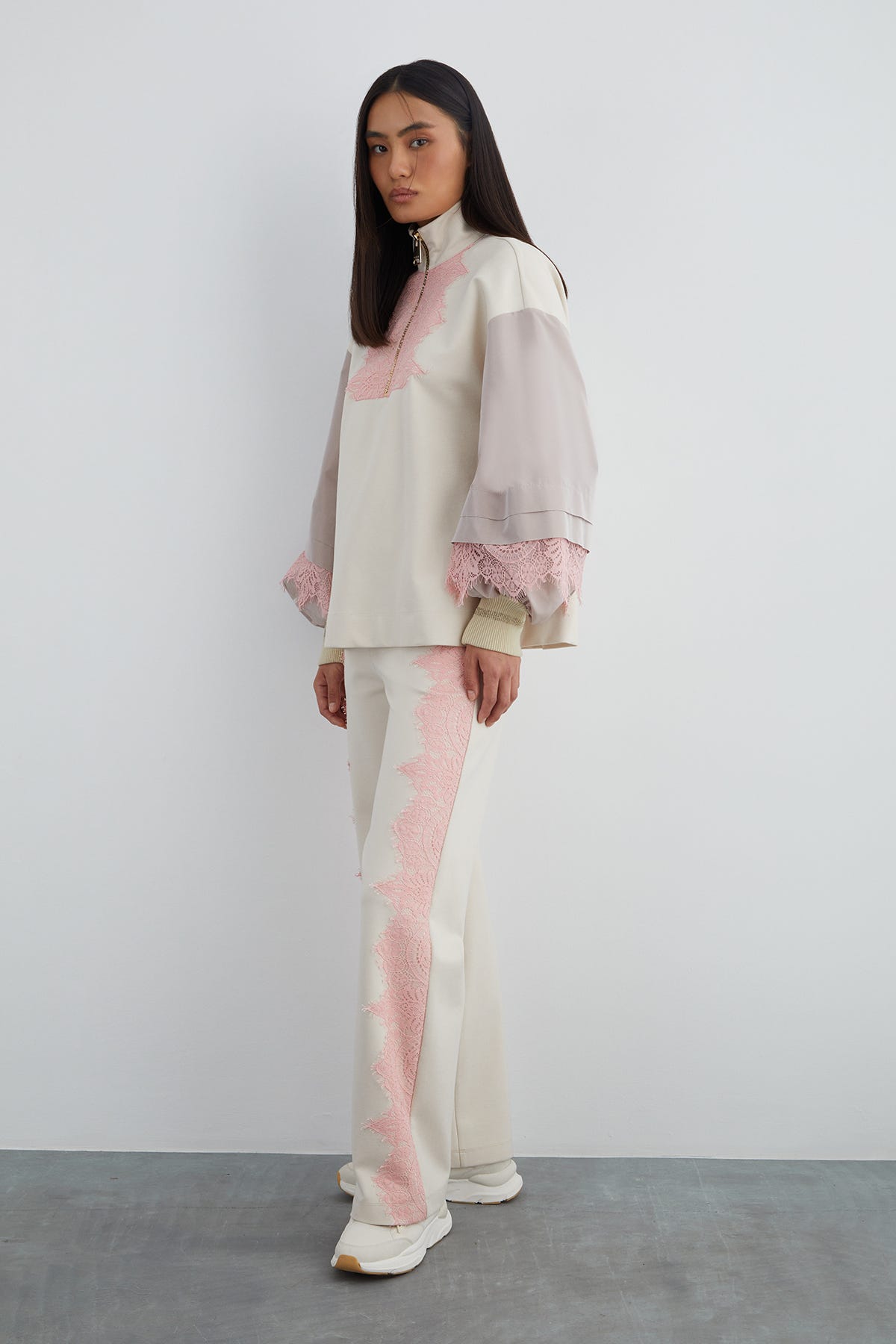 Dantel Detaylı Dik Yaka Sweatshirt