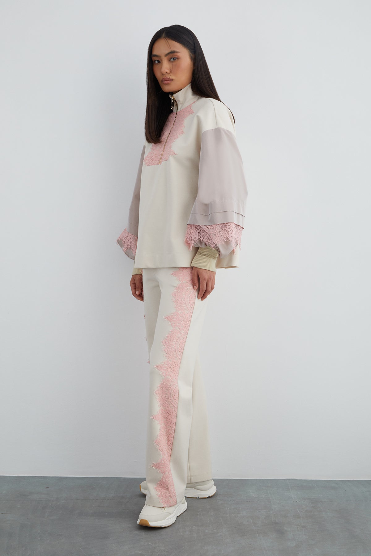 Dantel Detaylı Dik Yaka Sweatshirt