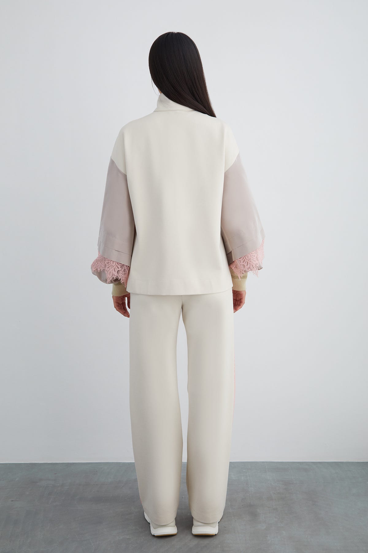 Dantel Detaylı Dik Yaka Sweatshirt