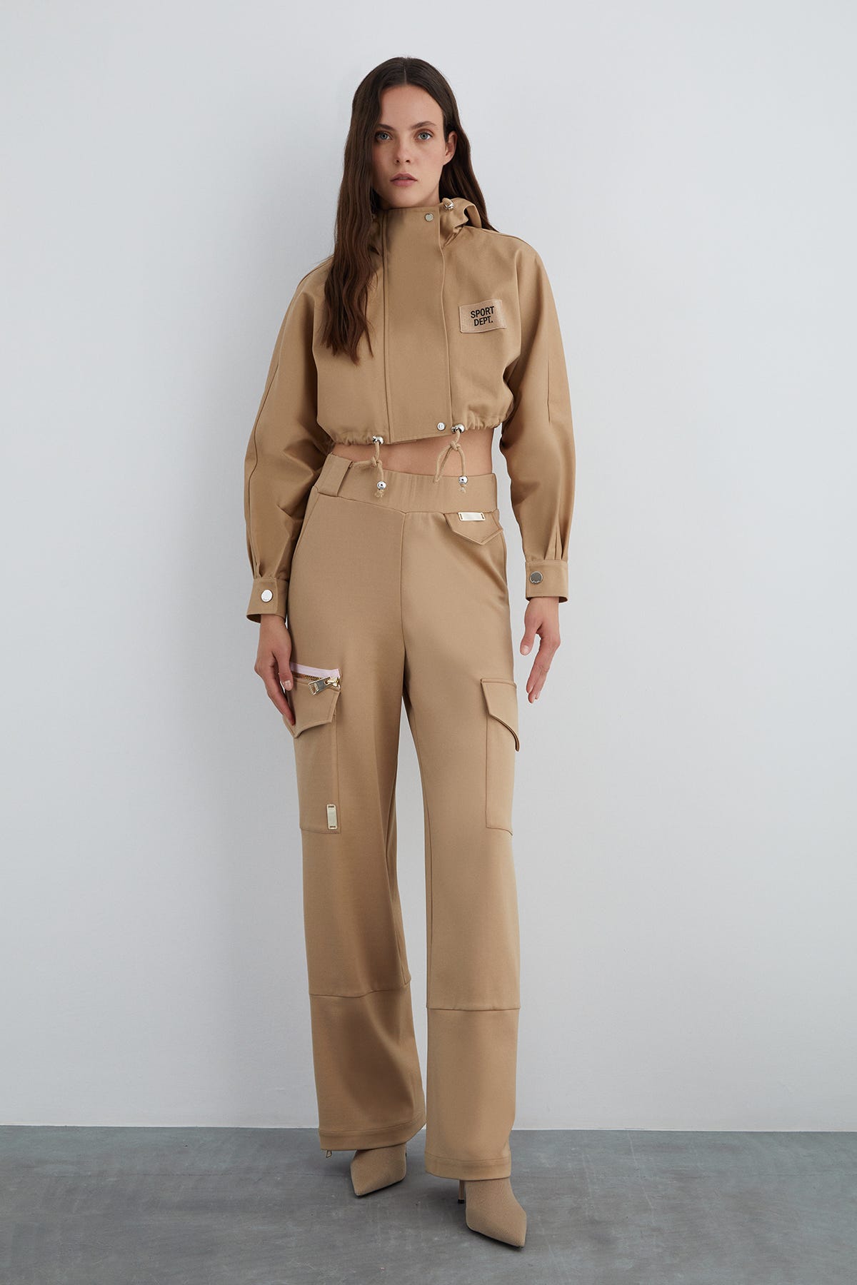 Aplike Nakış Detaylı Kısa Kapüşonlu Ceket