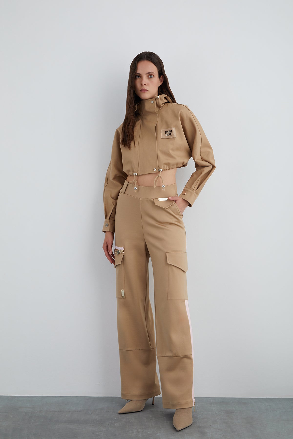 Aplike Nakış Detaylı Kısa Kapüşonlu Ceket