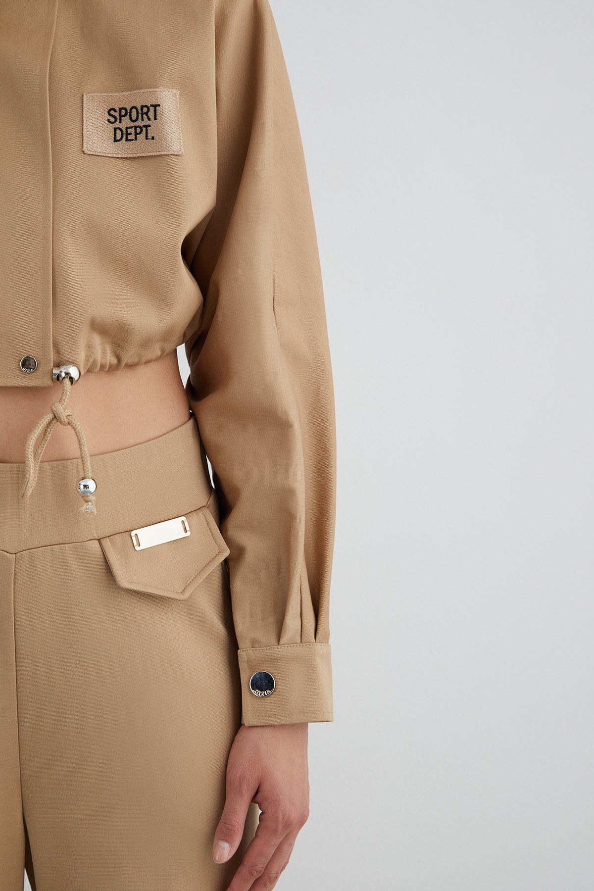 Aplike Nakış Detaylı Kısa Kapüşonlu Ceket