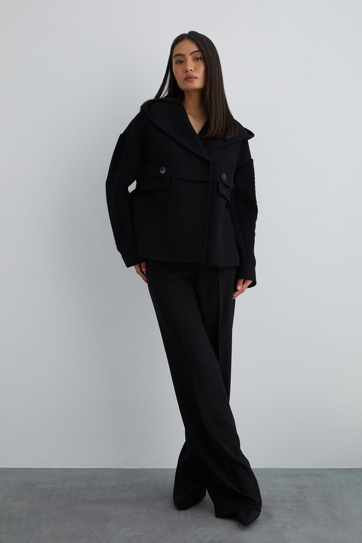 Geniş Kapüşonlu Kol Detaylı Kısa Kaban