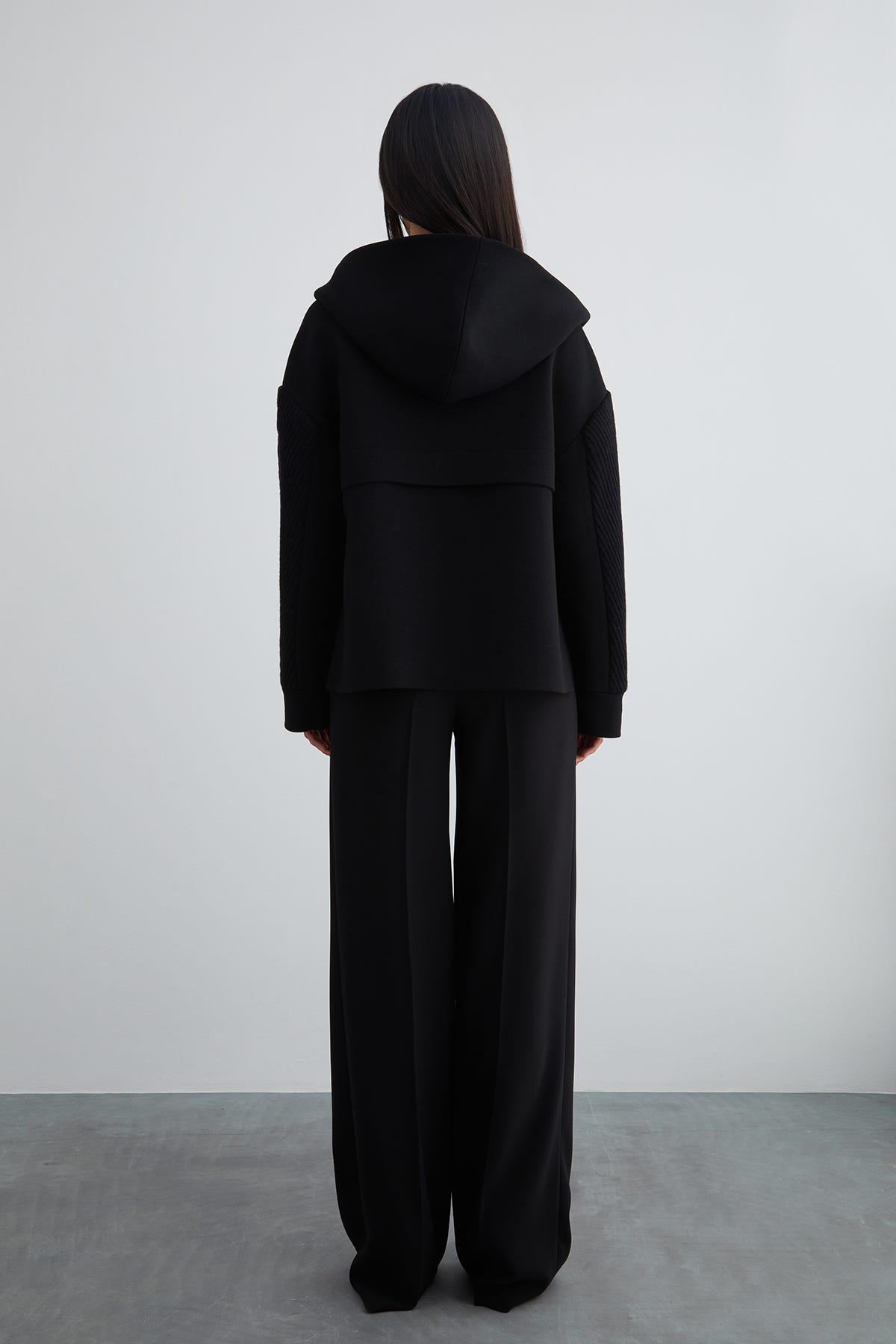 Geniş Kapüşonlu Kol Detaylı Kısa Kaban