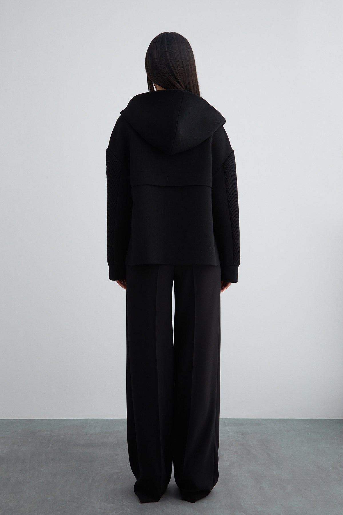 Geniş Kapüşonlu Kol Detaylı Kısa Kaban