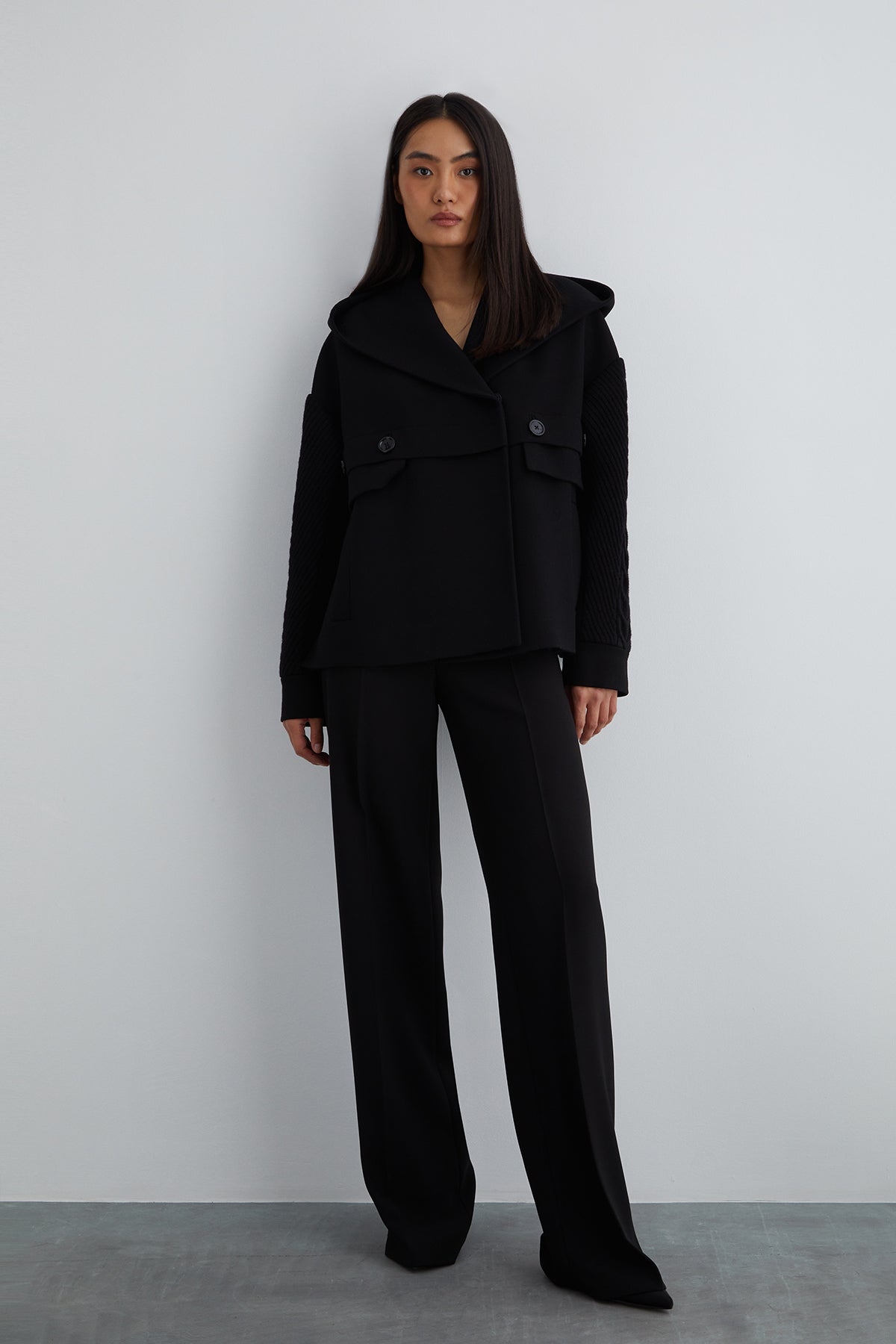 Geniş Kapüşonlu Kol Detaylı Kısa Kaban