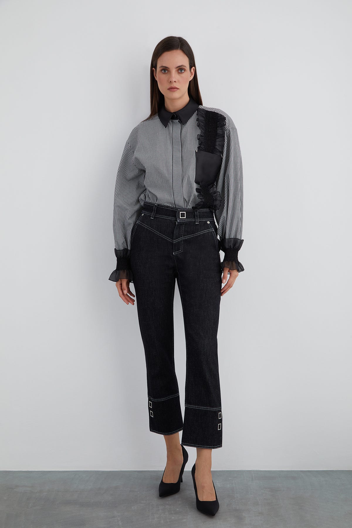 Yan Paçalar Kare Çıtçıt Detaylı Arka Cep Nakışlı Jean Pantolon