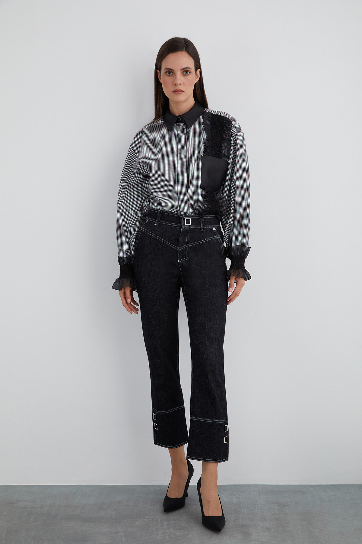 Yan Paçalar Kare Çıtçıt Detaylı Arka Cep Nakışlı Jean Pantolon