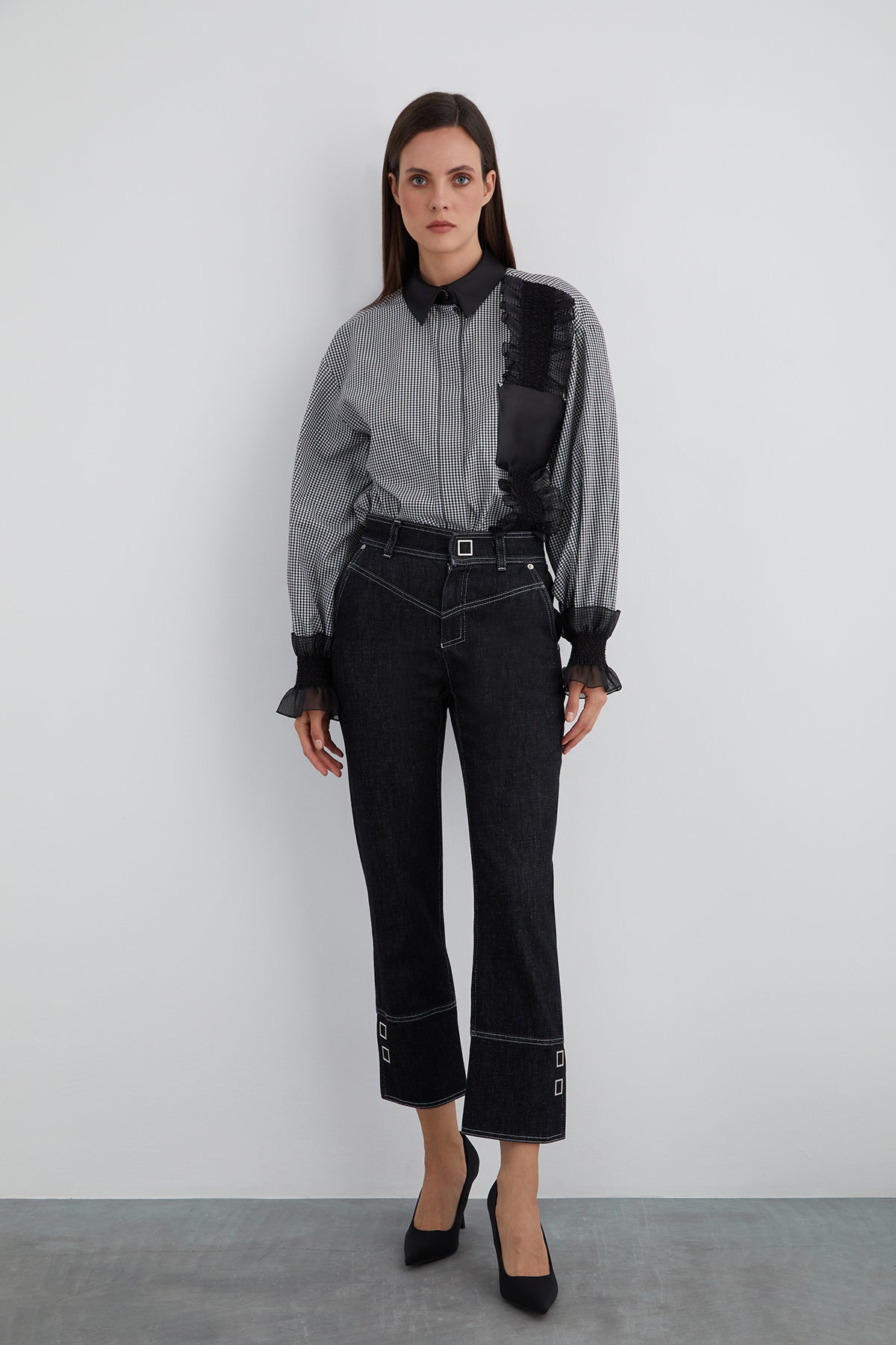 Yan Paçalar Kare Çıtçıt Detaylı Arka Cep Nakışlı Jean Pantolon