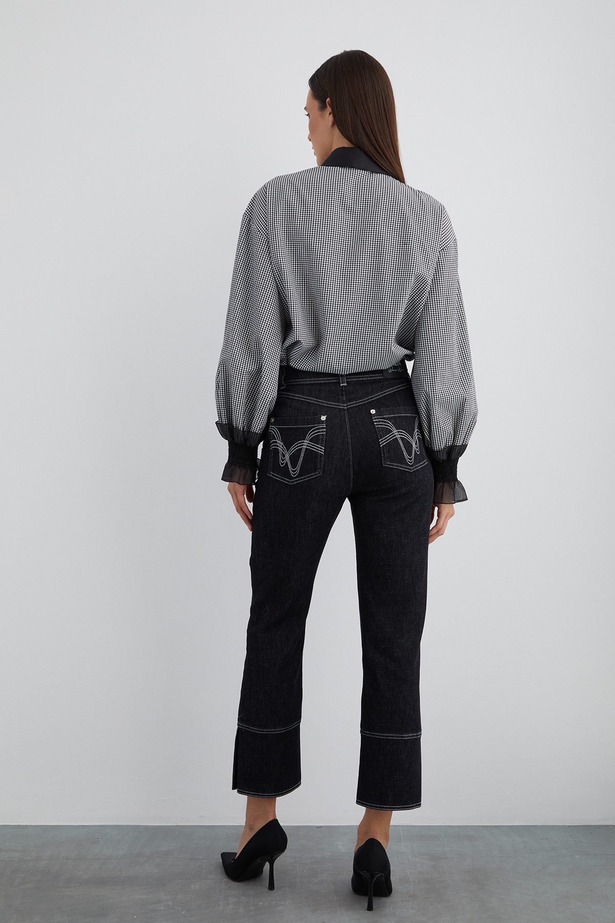 Yan Paçalar Kare Çıtçıt Detaylı Arka Cep Nakışlı Jean Pantolon