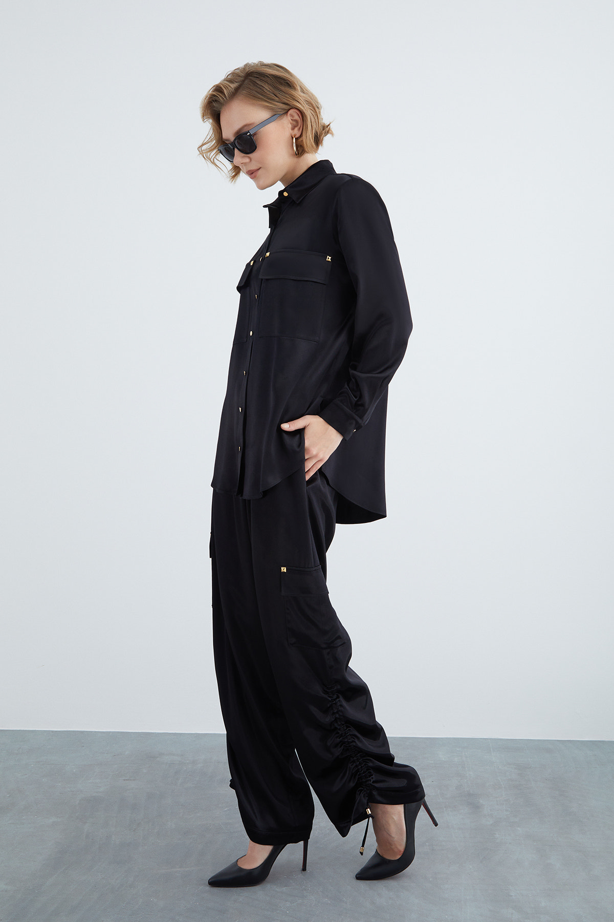 Gömlek Ve Kargo Pantolonlu Parlak Kadın Saten Takım