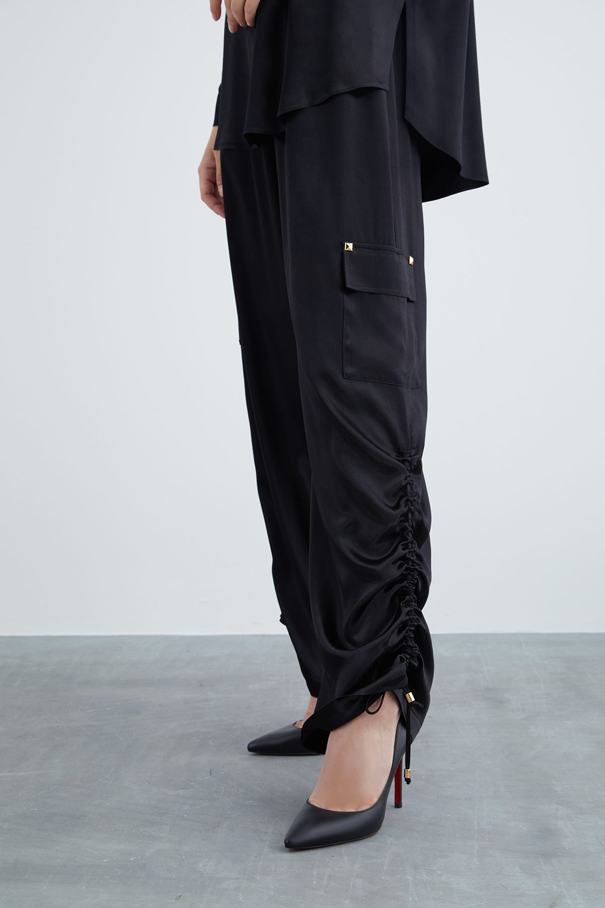 Gömlek Ve Kargo Pantolonlu Parlak Kadın Saten Takım