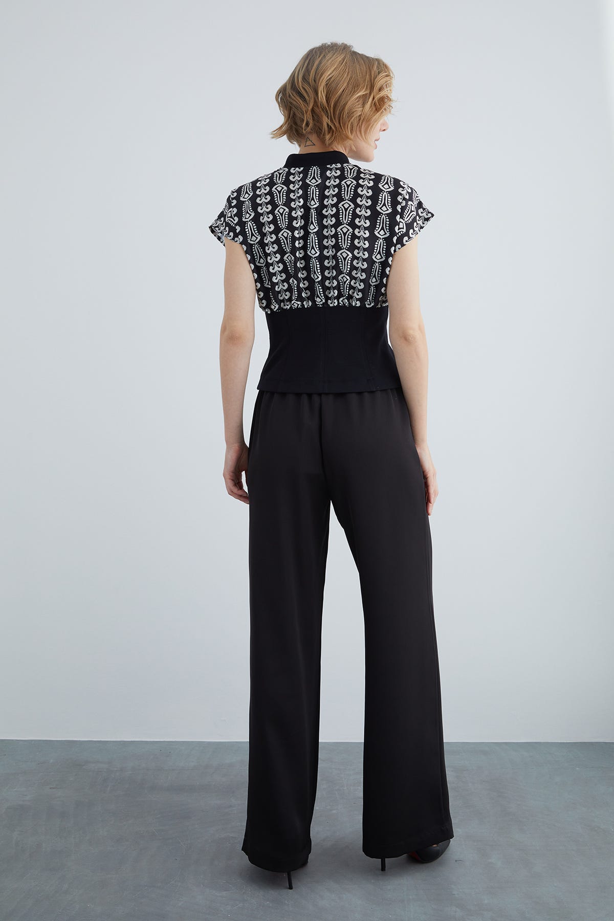 Beli Korse Detaylı Desenli Bluz