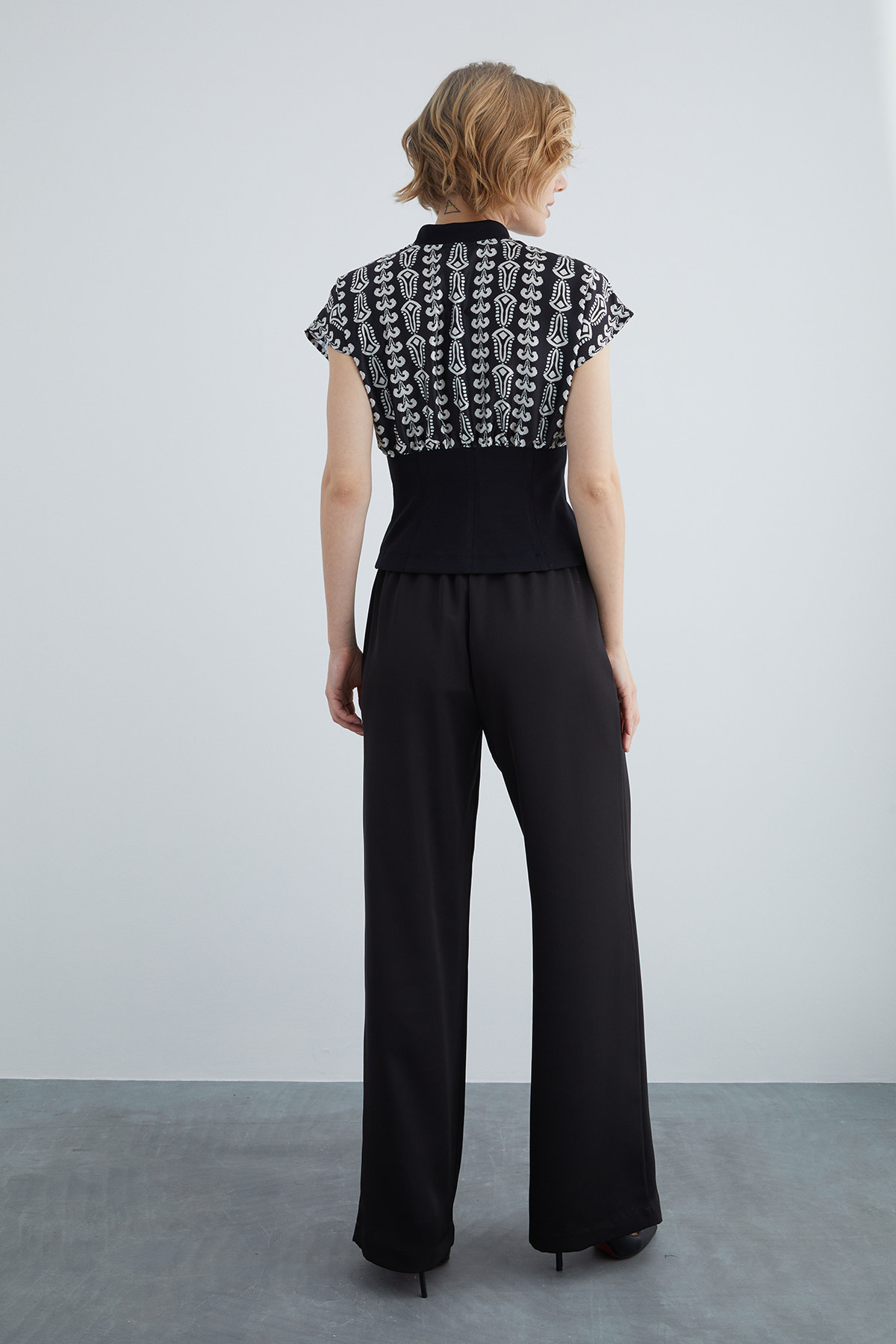 Beli Korse Detaylı Desenli Bluz