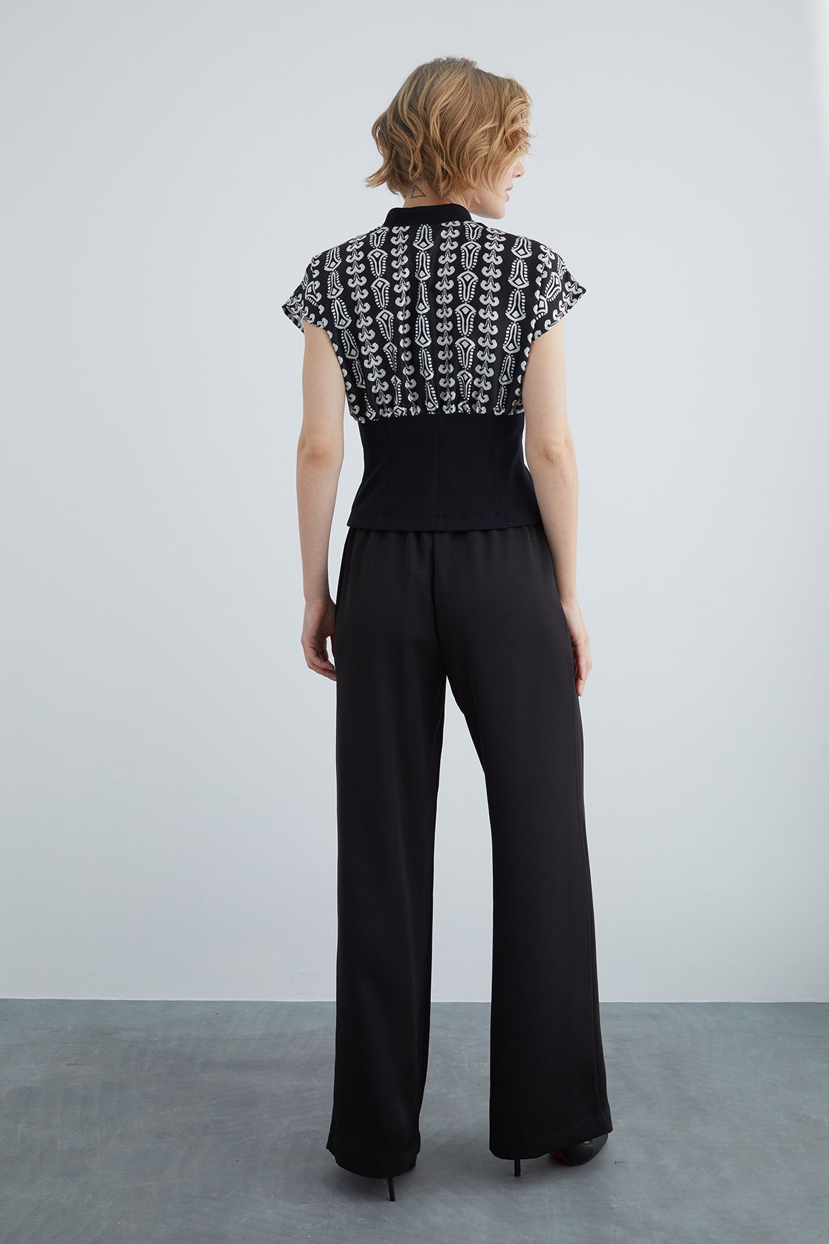 Beli Korse Detaylı Desenli Bluz