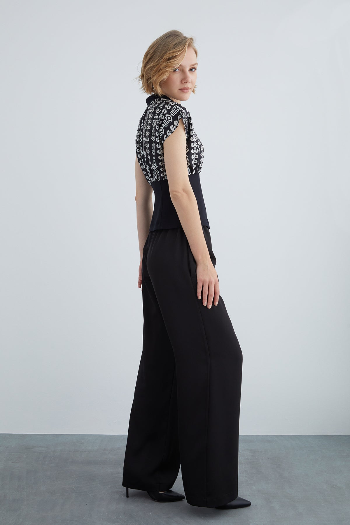 Beli Korse Detaylı Desenli Bluz