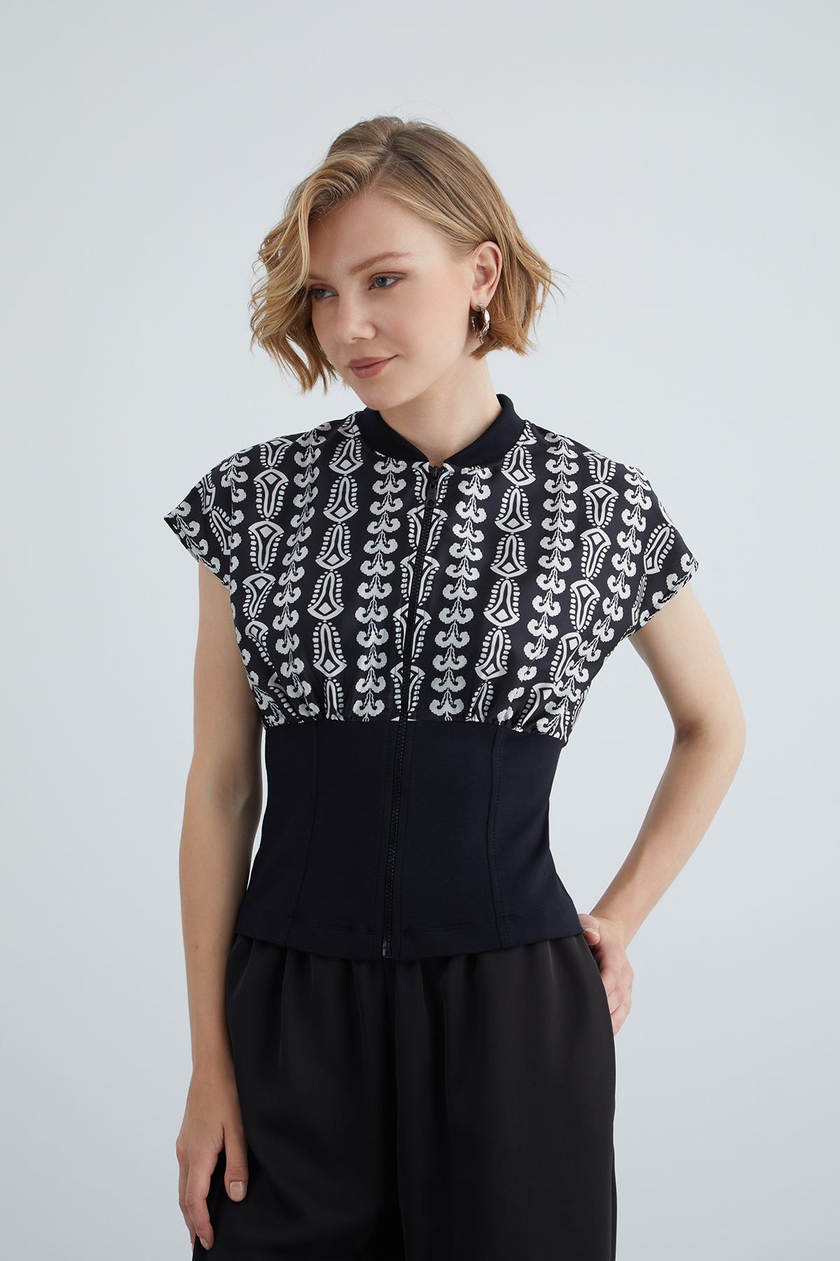 Beli Korse Detaylı Desenli Bluz